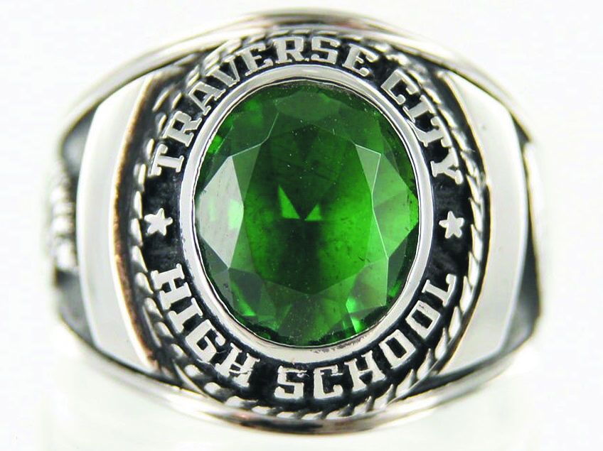 HIGH SCHOOL RING WITH EMERALD STONE